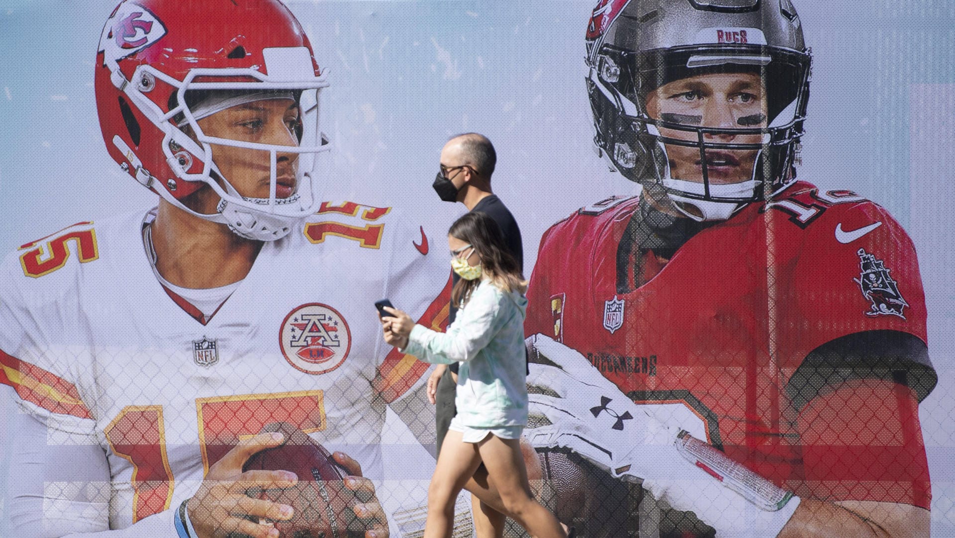 Die Gesichter beider Quarterbacks zieren an der Außenwand des Raymond James Stadium.