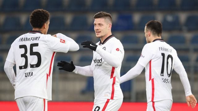 Eintracht-Rückkehrer Luka Jovic (M) saß bislang in allen vier Partien zunächst auf der Bank.