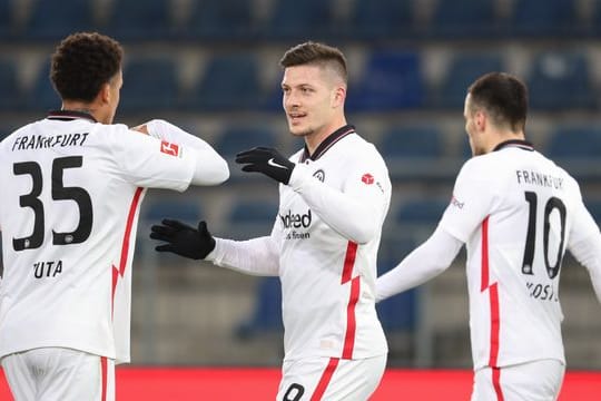 Eintracht-Rückkehrer Luka Jovic (M) saß bislang in allen vier Partien zunächst auf der Bank.