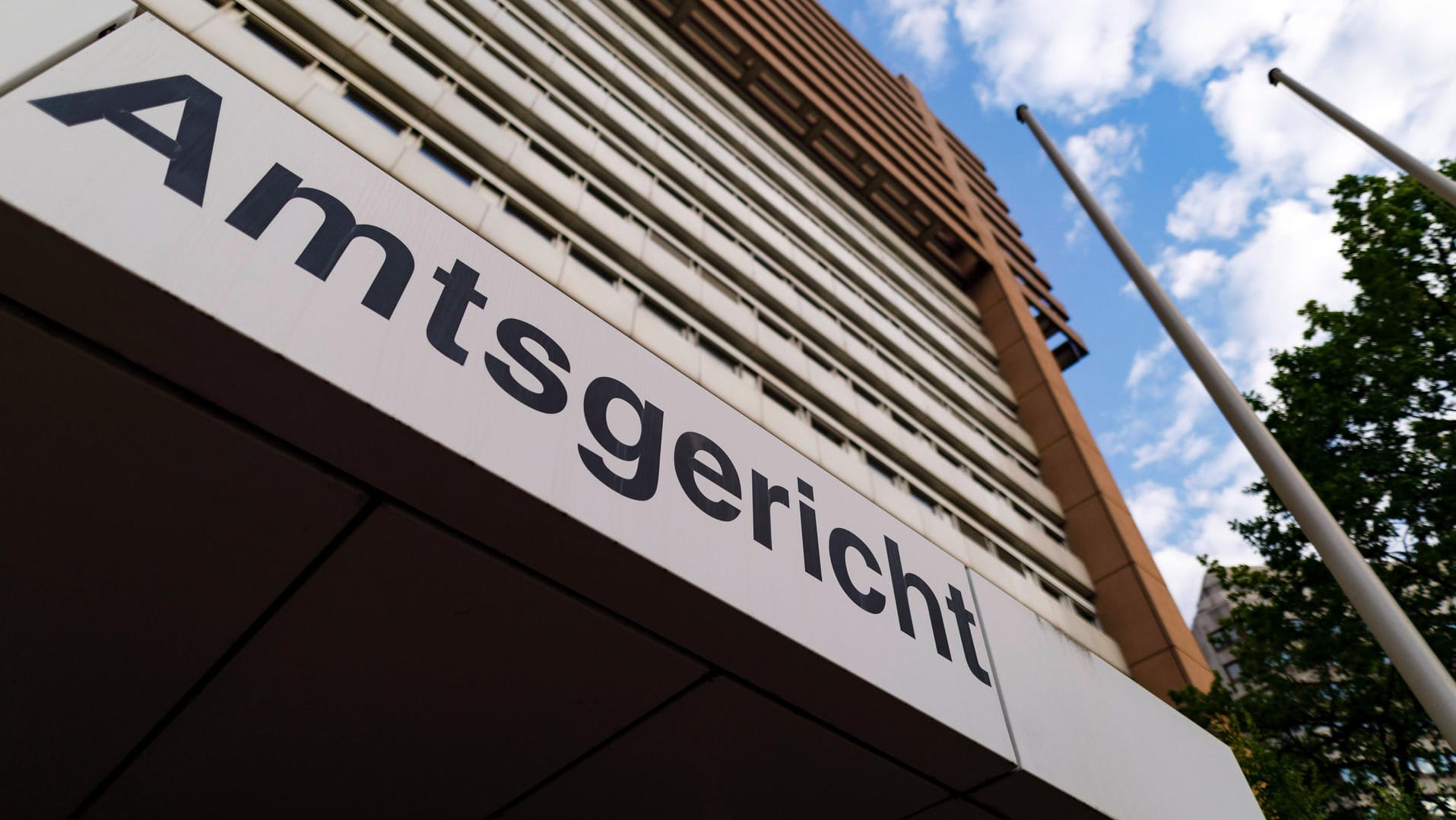 Eingang am Kölner Landgericht (Archivbild): Corona-Gegner wollten offenbar einen Prozess stören. Eingang am Kölner Landgericht (Archivbild): Corona-Gegner wollten offenbar einen Prozess stören.