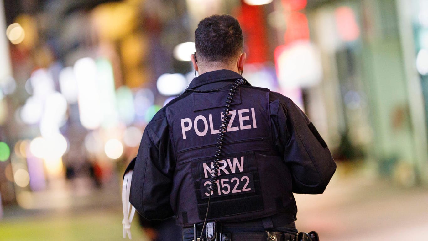 Ein Polizist von hinten (Symbolbild): In Bonn sollen Jugendliche einen Gleichaltrigen festgehalten haben.