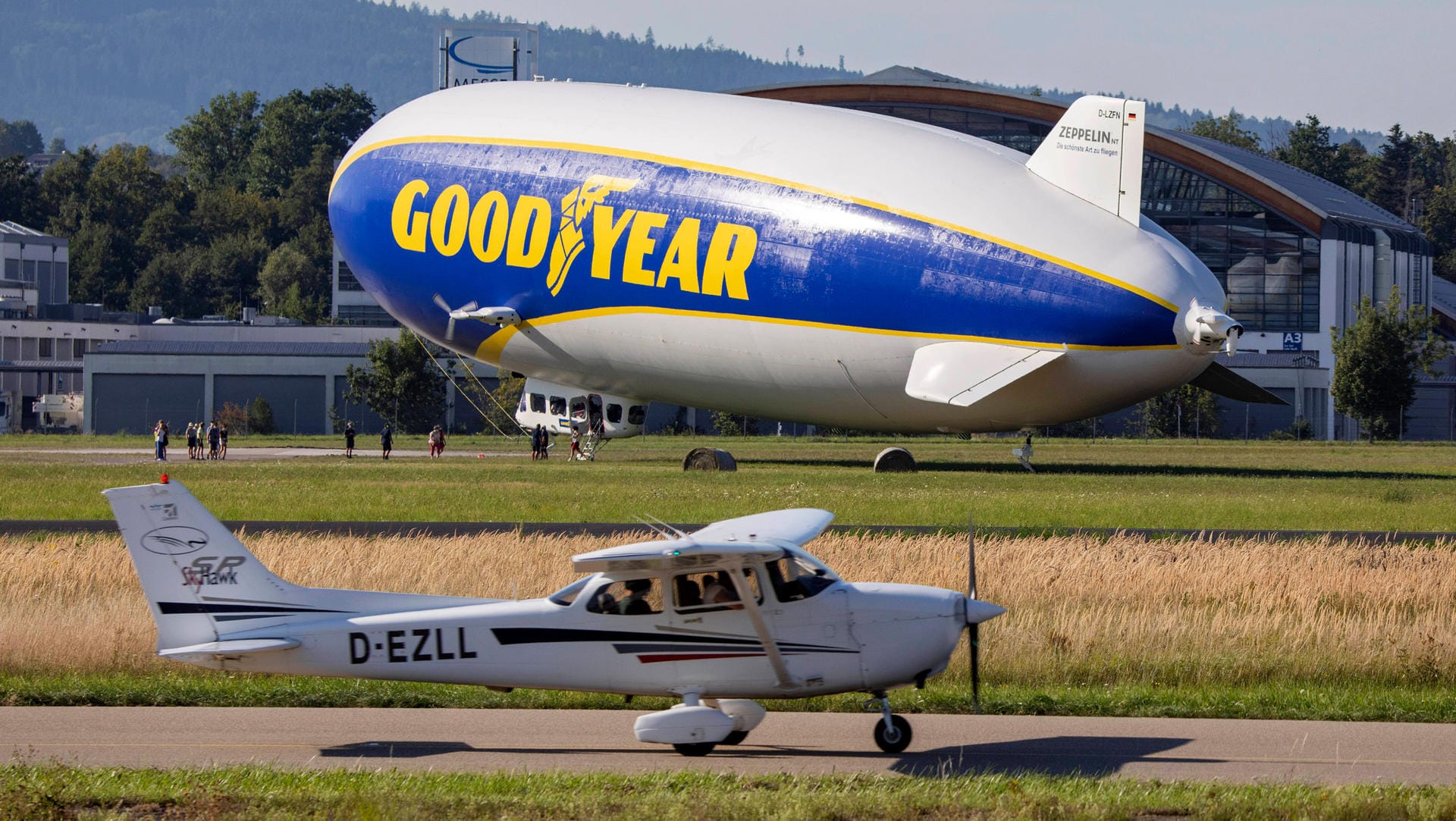 Zeppelin Goodyear am Bodensee-Airport (Symbolbild): Der Flughafen saniert sich unter einem Schutzschirm.