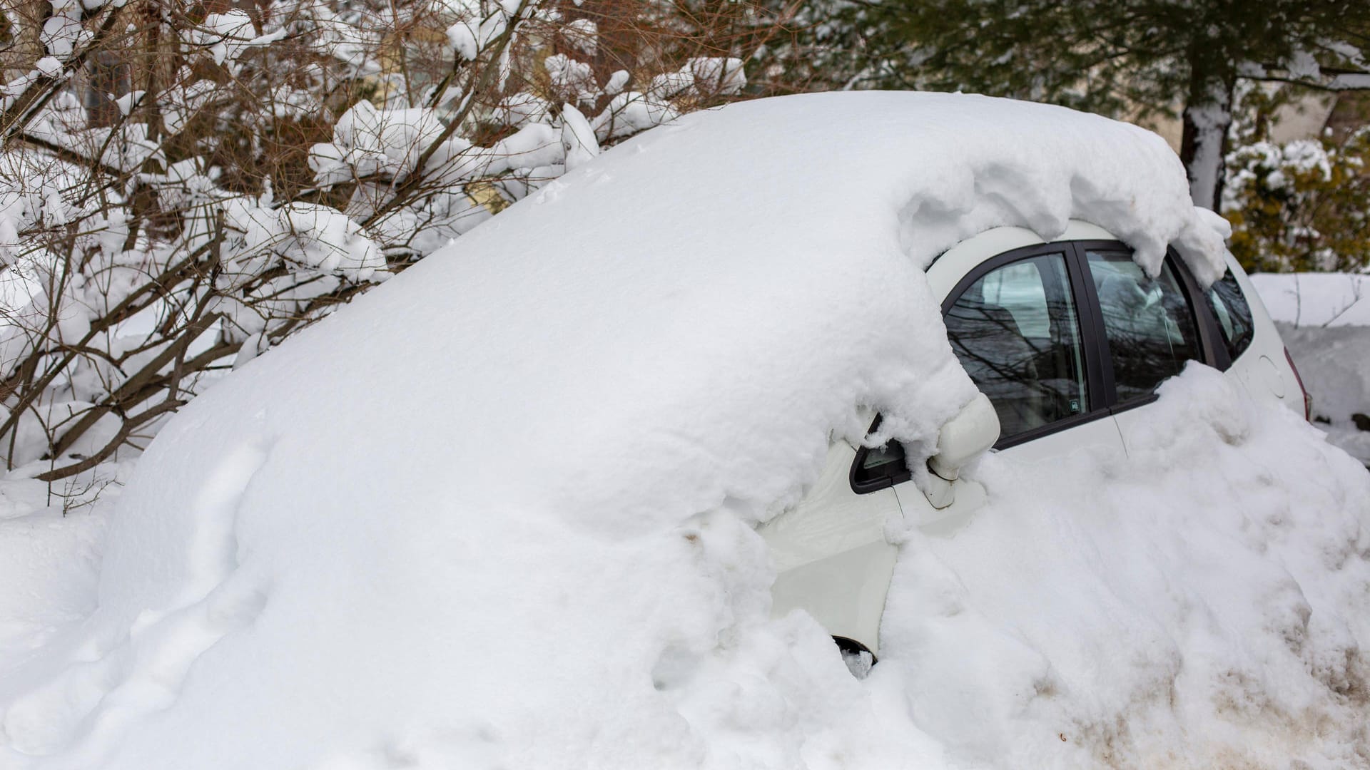 Ein zugeschneites Auto (Symbolbild): In Bielefeld werden starke Schneefälle erwartet. Ein zugeschneites Auto (Symbolbild): In Bielefeld werden starke Schneefälle erwartet.