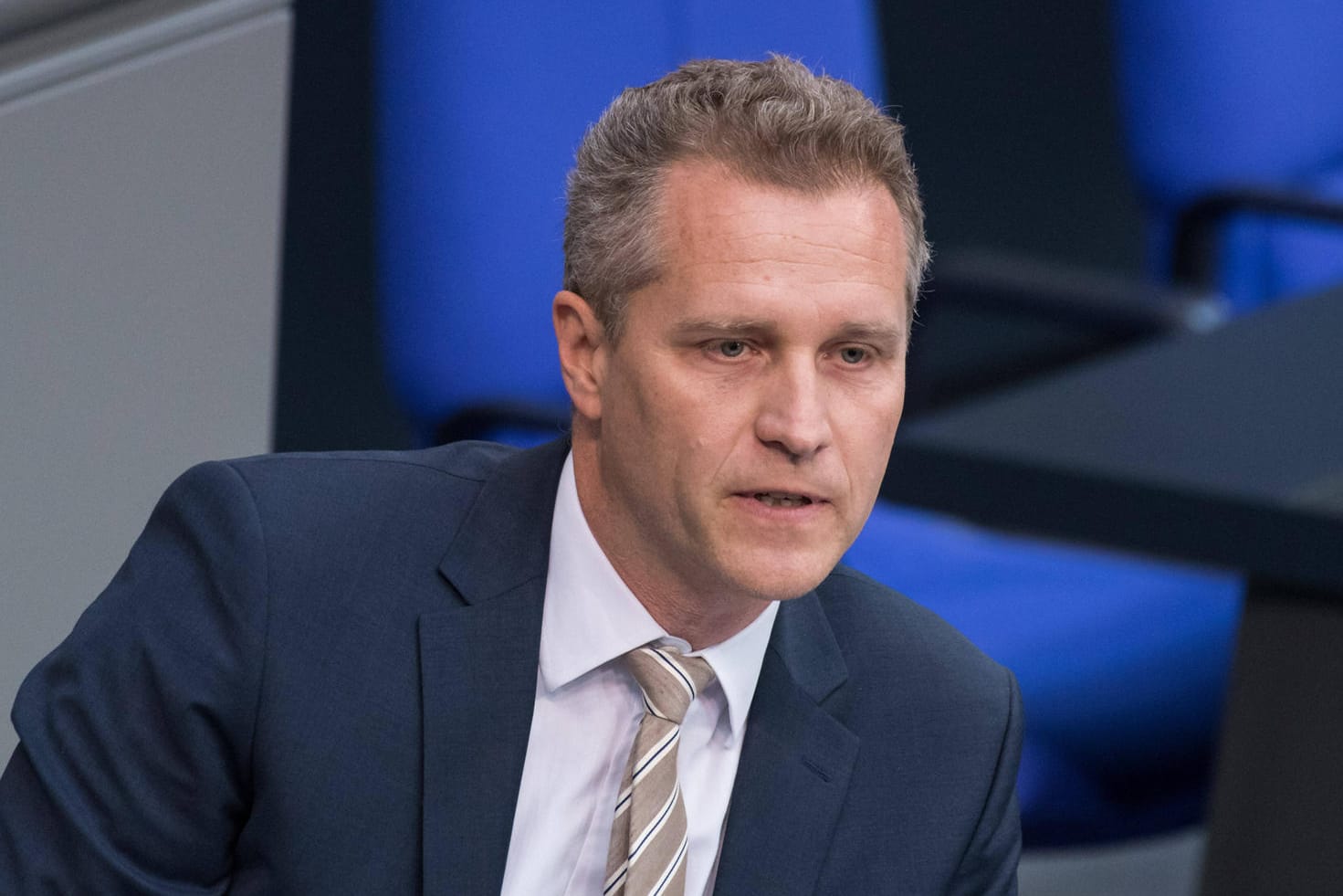 Petr Bystron: Seine Mitarbeiterin soll im Besitz einer geschmuggelten Kriegswaffe gewesen sein – er selbst war zunächst nicht zu einer Stellungnahme bereit.