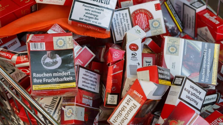 Zigarettenpackungen (Symbolbild): Rauchen könnte bald deutlich teurer werden.