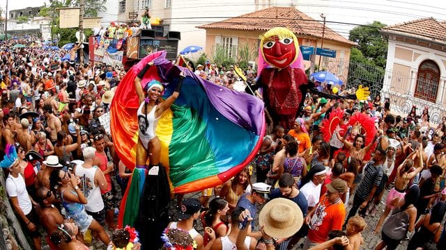 Rio de Janeiro hat Umzüge der Sambaschulen im Sambodrom und von Karnevalsgruppen wegen der Corona-Pandemie verboten. Rio de Janeiro hat Umzüge der Sambaschulen im Sambodrom und von Karnevalsgruppen wegen der Corona-Pandemie verboten.
