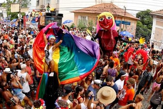 Rio de Janeiro hat Umzüge der Sambaschulen im Sambodrom und von Karnevalsgruppen wegen der Corona-Pandemie verboten.