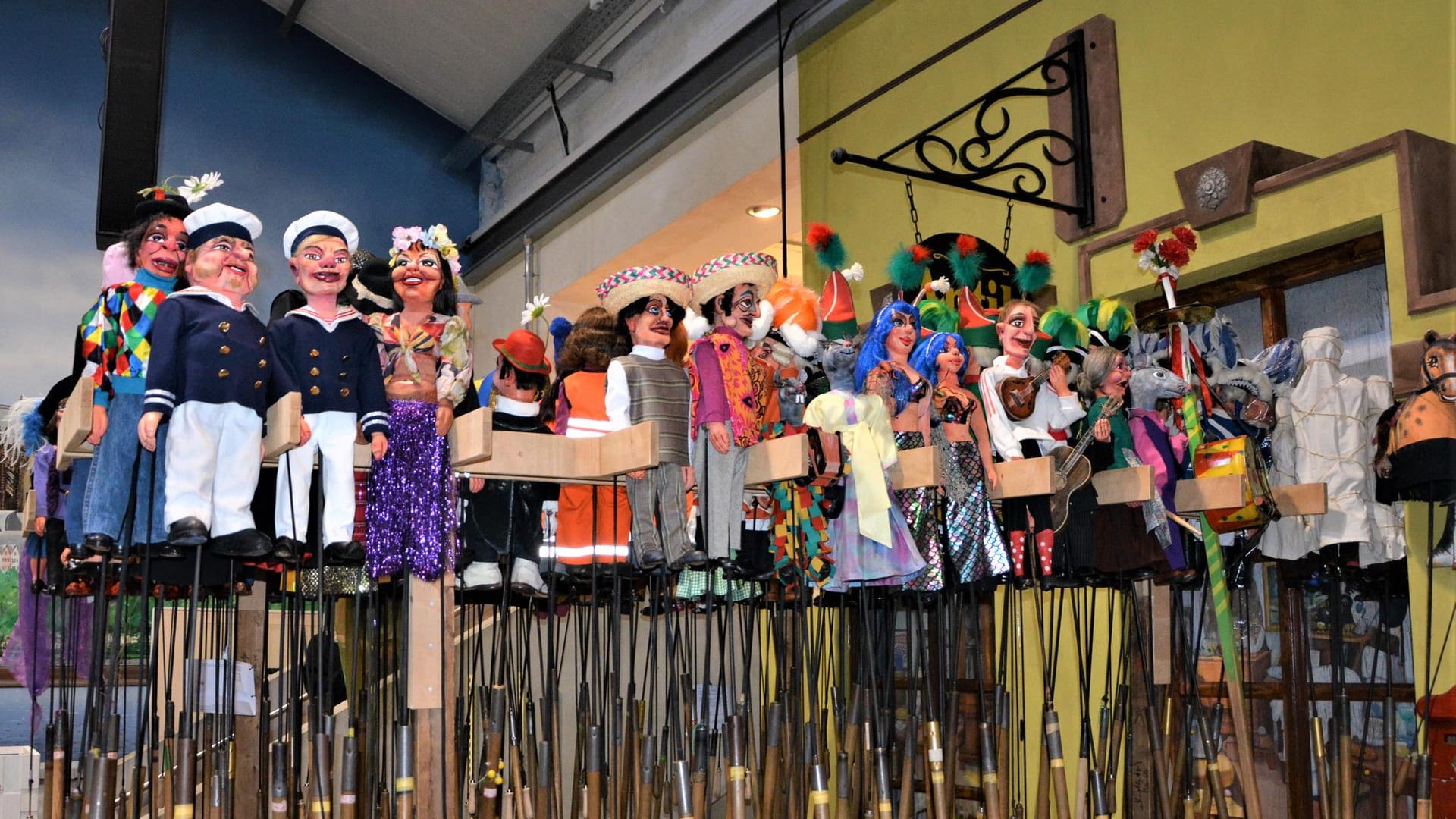 Die "Zugteilnehmer" in Erwartung der Premiere: Der Rosenmontagszug wird im Fernsehen gezeigt.