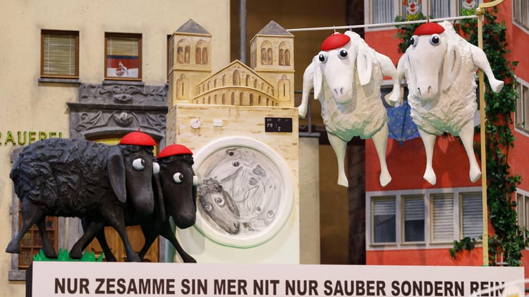Schwarze und weiße Schafe: Auch ein Motivwagen zum Skandal im Erzbistum Köln.