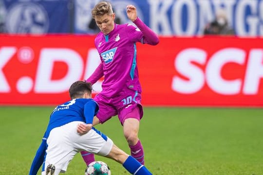 Hoffenheims Marco John (r) im Zweikampf mit Schalkes Matthew Hoppe.