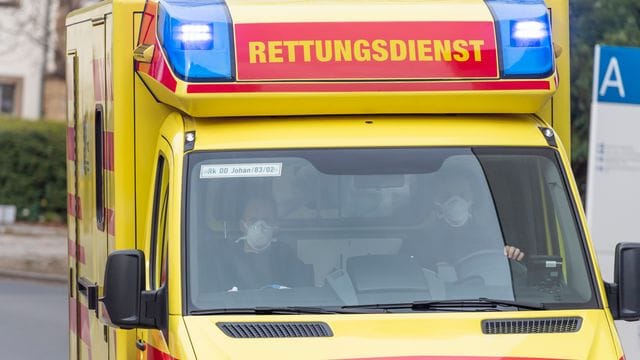 Ein Rettungswagen fährt mit Blaulicht (Symbolbild): Der gesuchte Mann hat sich selbst bei der Polizei gestellt.