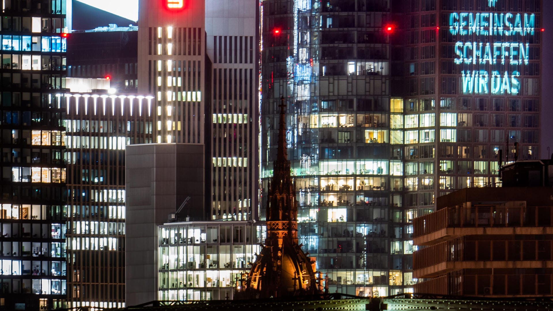 Appell zur Geschlossenheit: Eine Lichtprojektion auf dem Main Tower in Frankfurt.