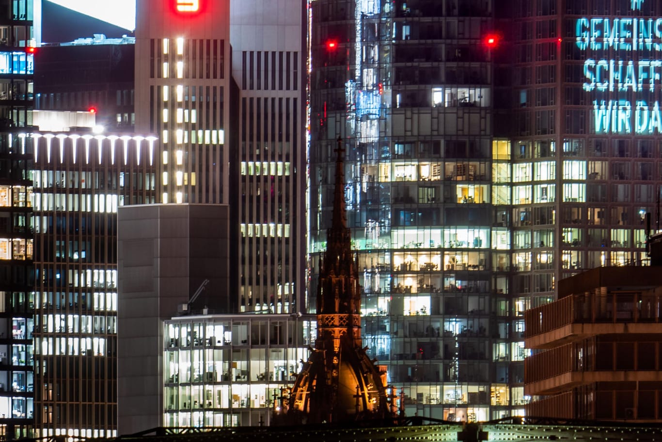 Appell zur Geschlossenheit: Eine Lichtprojektion auf dem Main Tower in Frankfurt.