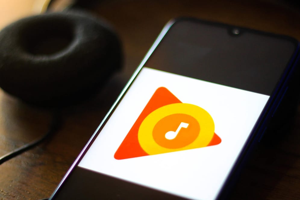 Das Logo von Google Play Music auf einem Smartphone: Google stellt den Dienst ein.