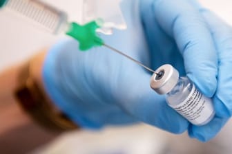 Eine Klinik-Mitarbeiterin zieht den Covid-19 Impfstoff für eine Impfung auf eine Spritze (Symbolbild): Hamburg erwartet am Samstag die erste Lieferung des Astrazeneca-Impfstoffs.