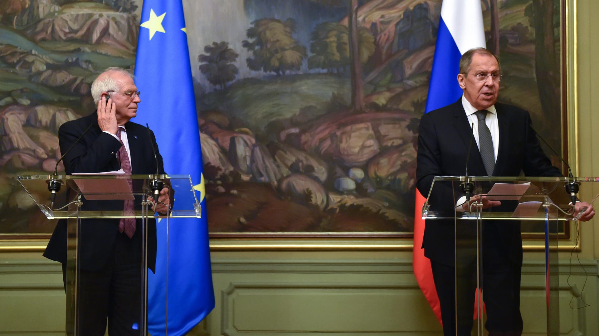 Josep Borrell (l), Außenbeauftragter der Europäischen Union, und Sergej Lawrow, Außenminister von Russland: Beide Seiten sind willens, den Dialog fortzusetzen.