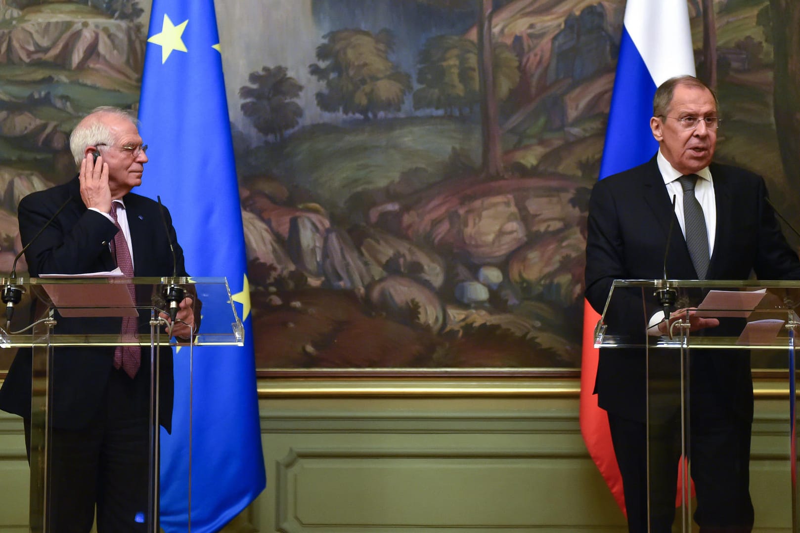 Josep Borrell (l), Außenbeauftragter der Europäischen Union, und Sergej Lawrow, Außenminister von Russland: Beide Seiten sind willens, den Dialog fortzusetzen.