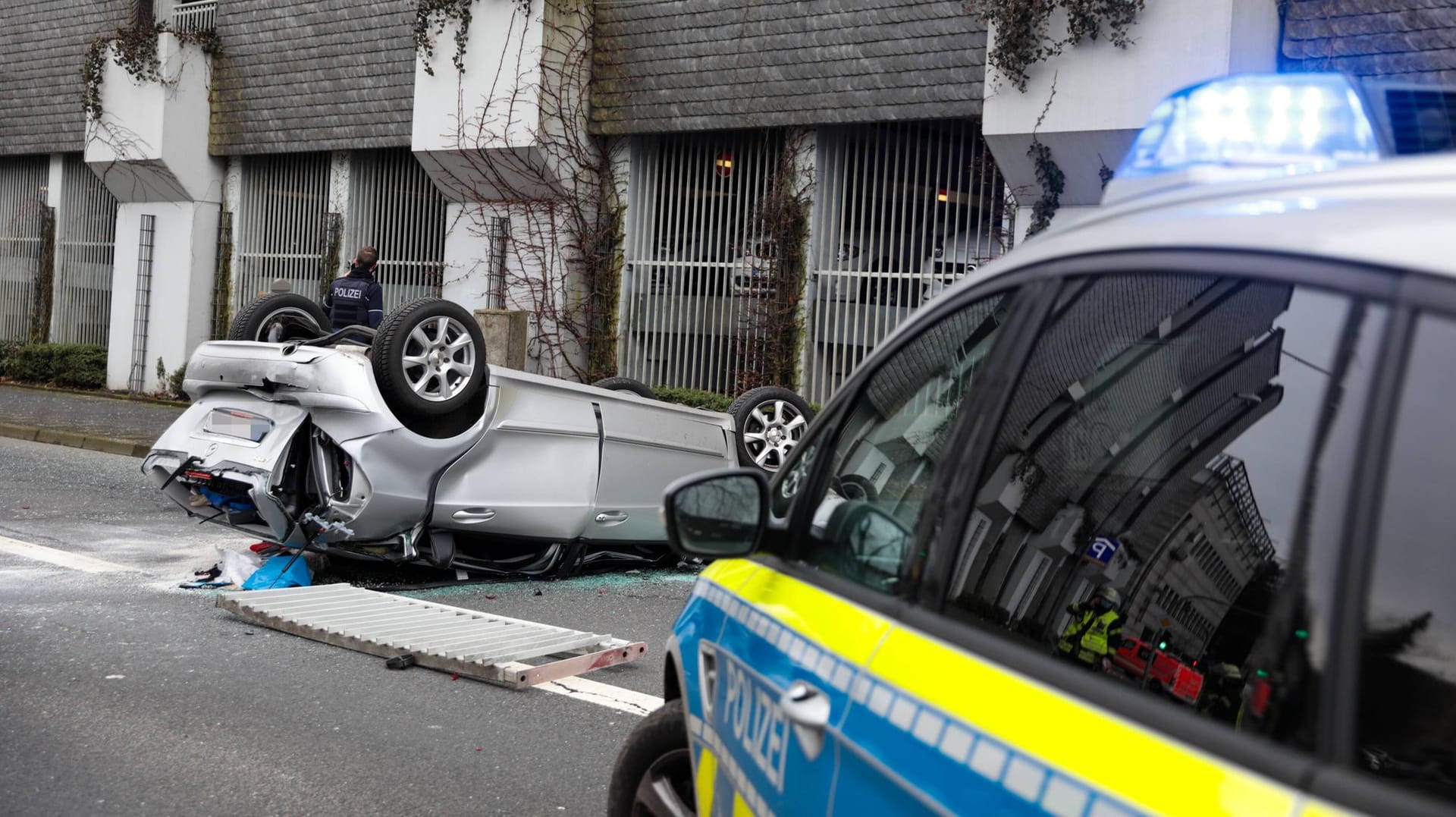 Unfallort in Remscheid: Der Pkw ist nach dem Sturz aus dem Parkhaus völlig zerstört. Unfallort in Remscheid: Der Pkw ist nach dem Sturz aus dem Parkhaus völlig zerstört.