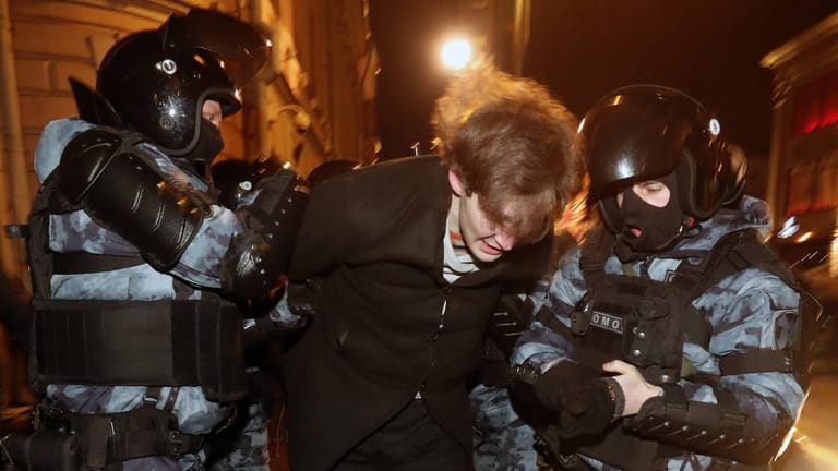 Festnahme bei einer Demonstration pro Nawalny in Moskau am 2. Februar: Mehr als 11.000 Demonstranten sind laut Owd-Info bereits festgenommen worden.