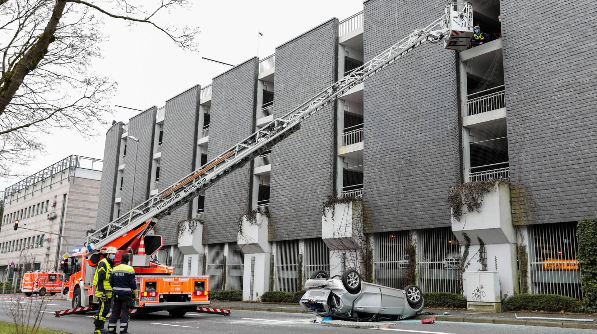 Von Deck fünf gerammt: Ein Rentner verlor im Parkhaus die Kontrolle über sein Auto und schob den leeren Mercedes heraus.