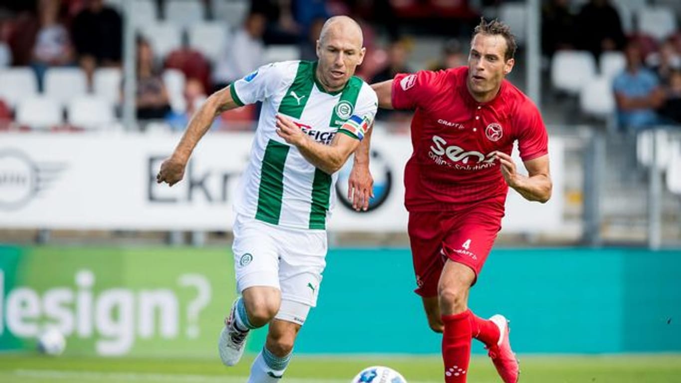 Groningens Arjen Robben (l) im Laufduell mit Almeres Frederik Helpstrup.