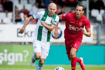 Groningens Arjen Robben (l) im Laufduell mit Almeres Frederik Helpstrup.