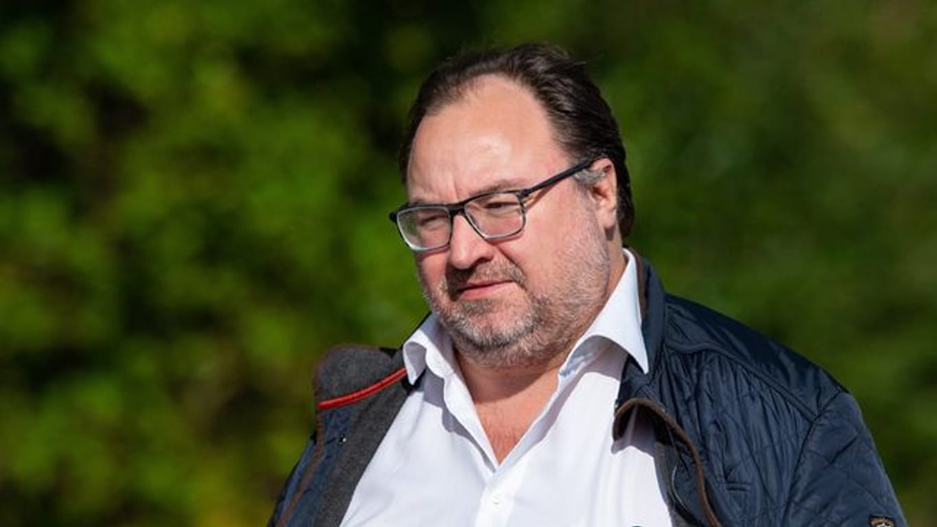 Investor Michail Ponomarew soll seine Anteile am Fußball-Drittligisten KFC Uerdingen verkauft haben.