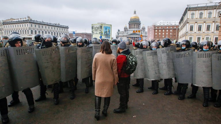 Pärchen vor Polizeiwand bei Pro-Nawalny-Protesten in St. Petersburg: kein Durchkommen.