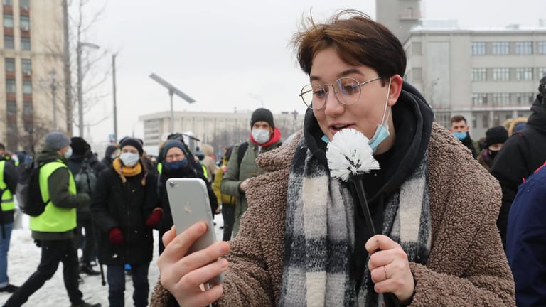 Pro-Nawalny-Protest Ende Januar: Putin soll laut Nawalny für goldene Klobürsten zahlen, die Klobürste ist zum Zeichen des Protests geworden.