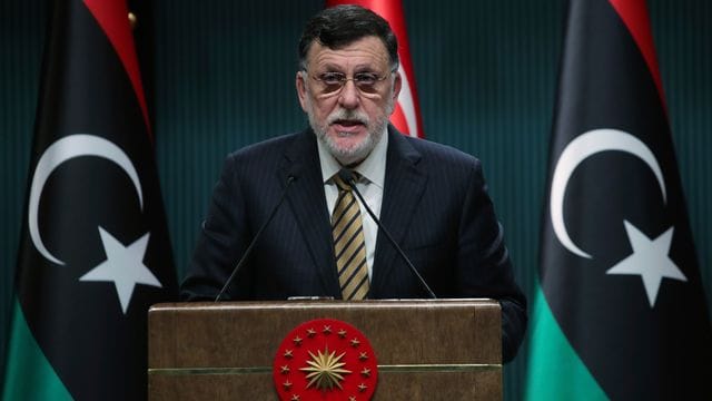 Libyens amtierender Regierungschef Fajis al-Sarradsch ist offenbar bereit, die Macht an Übergangsministerpräsident Abdul Hamid Dbaiba sowie ein dreiköpfiges Präsidium abzugeben.