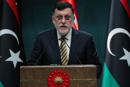 Libyens amtierender Regierungschef Fajis al-Sarradsch ist offenbar bereit, die Macht an Übergangsministerpräsident Abdul Hamid Dbaiba sowie ein dreiköpfiges Präsidium abzugeben.