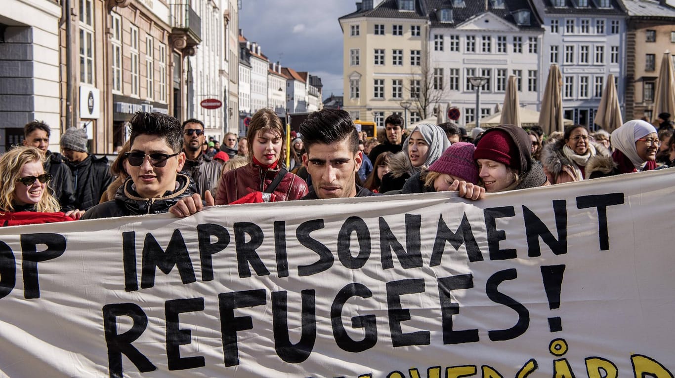 Protest gegen die Asylpolitik der dänischen Regierung im Frühjahr 2019: Unter den Demonstranten waren auch Flüchtlinge aus sogenannten Abschiebezentren – dort werden abgelehnte Asylbewerber festgehalten. "Stoppt die Inhaftierung von Flüchtlingen" steht auf ihrem Banner (Archivbild).