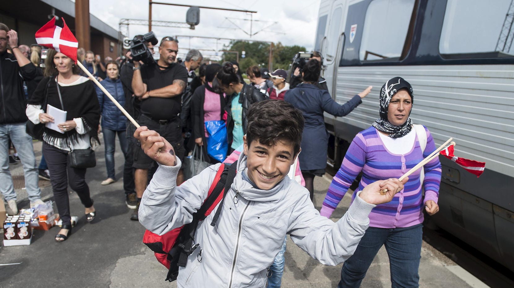 Geflüchteter Junge mit Dänemark-Flaggen: 2015 gab es in Dänemark 21.316 Anträge auf Asyl, seitdem sinkt die Zahl stetig – 2020 waren es nur 1.547 (Archivbild).