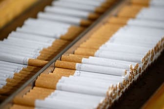Zigaretten liegen nebeneinander (Symbolbild): 70.000 Zigaretten lagerten in Müllsäcken im Keller.