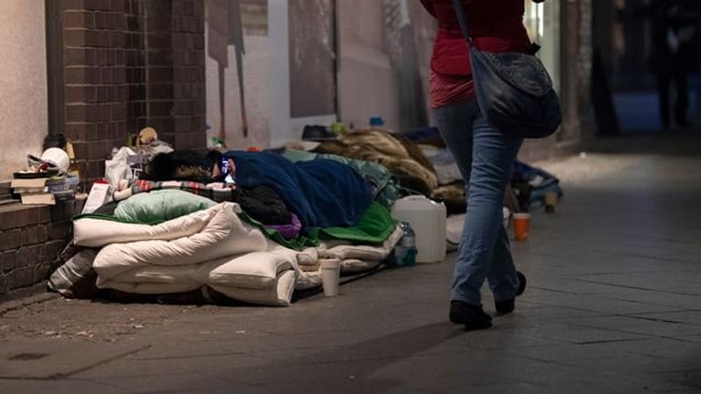 Ein Lager von einem Obdachlosen an der Friedrichstraße (Symbolbild): Das größte Obdachlosencamp der Stadt musste geräumt werden.