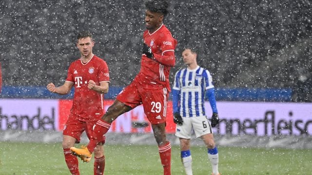 Bayerns Kingsley Coman feiert sein Tor zur 0:1-Führung - im Hintergrund ärgert sich Herthas Darida über das unglückliche Gegentor. Bayerns Kingsley Coman feiert sein Tor zur 0:1-Führung - im Hintergrund ärgert sich Herthas Darida über das unglückliche Gegentor.