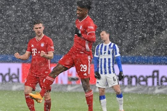 Bayerns Kingsley Coman feiert sein Tor zur 0:1-Führung - im Hintergrund ärgert sich Herthas Darida über das unglückliche Gegentor.