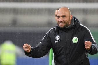 Stefan Lerch, Trainer der Wolfsburgerinnen, freut sich über einen Sieg.