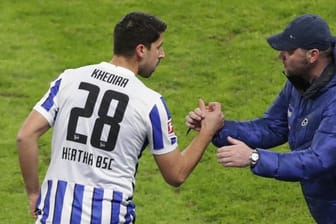 Hertha-Coach Pal Dardai (r) setzt auf Neuzugang Sami Khedira.