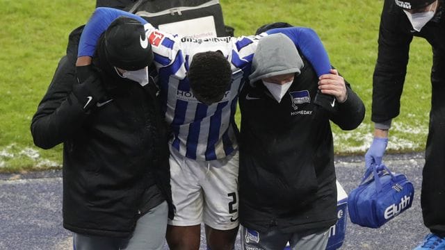 Herthas Jordan Torunarigha (M) wird nach einem Zusammenprall mit Bayerns Leroy Sane vom Platz gebracht. Herthas Jordan Torunarigha (M) wird nach einem Zusammenprall mit Bayerns Leroy Sane vom Platz gebracht.