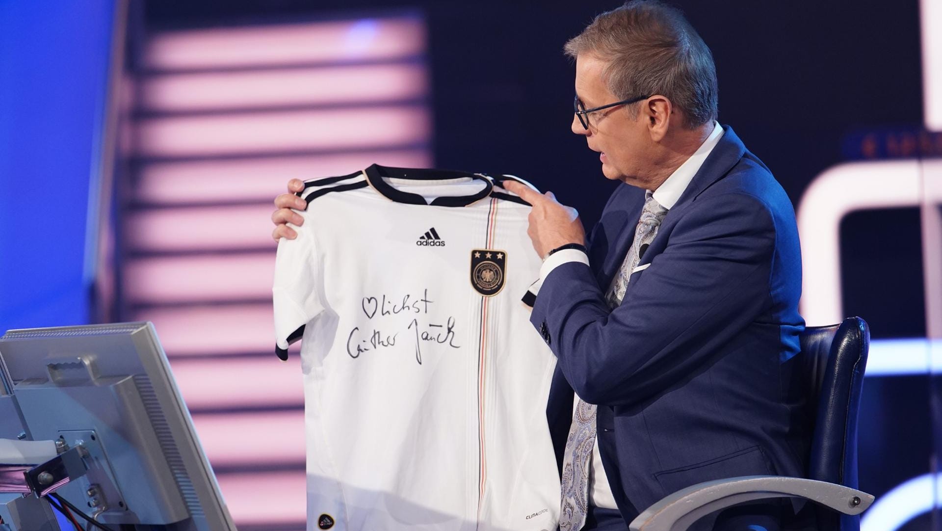 Lisa Bross gibt Günther Jauch das unterschriebene Trikot zurück.