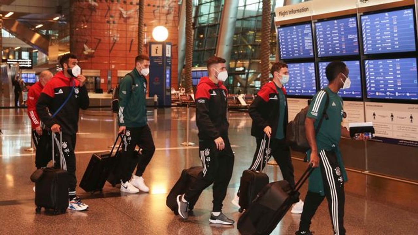Die Spieler des FC Bayern bei der Ankuft am Flughafen in Doha.