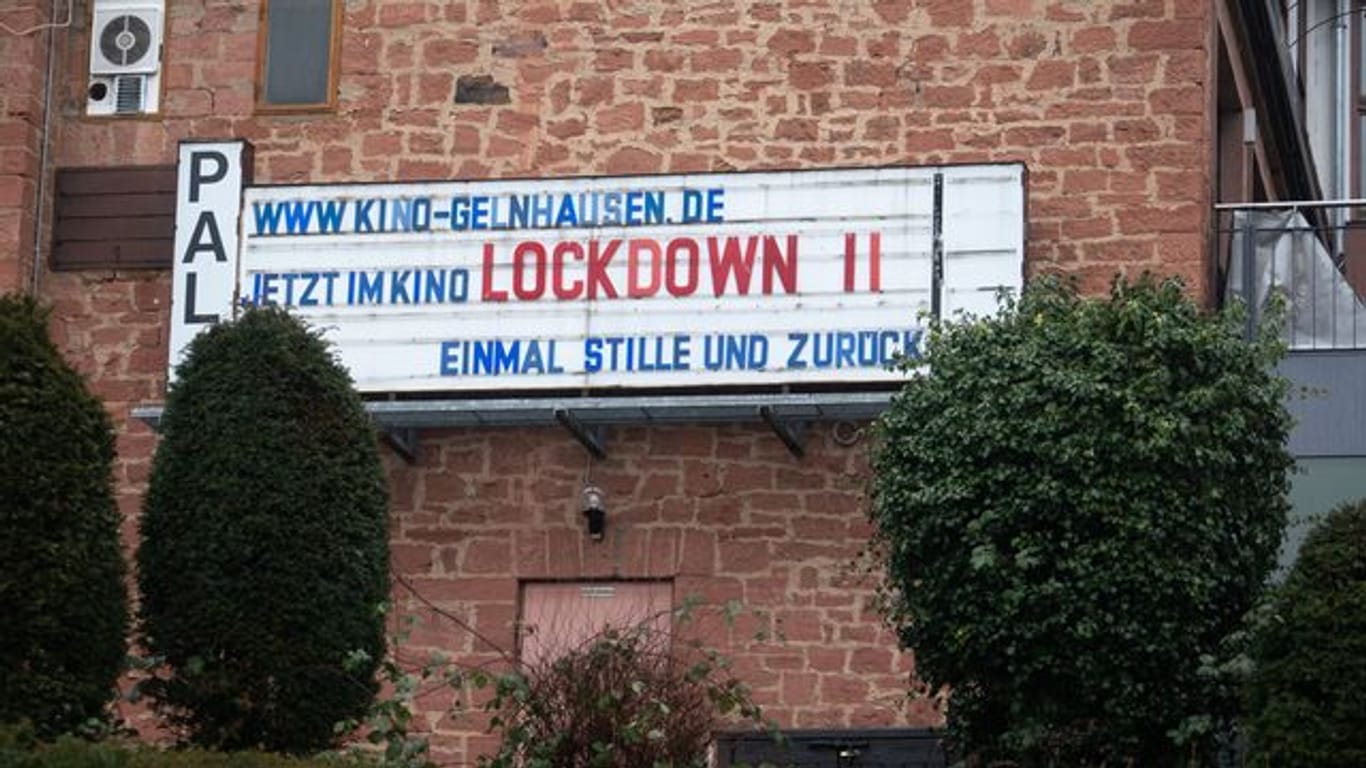 Mit dem Slogan "Lockdown II - Einmal Stille und zurück" an einer Leuchttafel machen die Inhaber eines Kinos im hessischen Gelnhausen auf die coronabedingte Schließung des Lichtspielhauses aufmerksam.