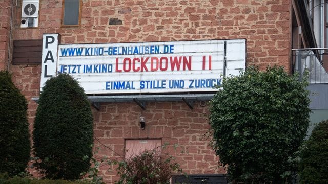 Mit dem Slogan "Lockdown II - Einmal Stille und zurück" an einer Leuchttafel machen die Inhaber eines Kinos im hessischen Gelnhausen auf die coronabedingte Schließung des Lichtspielhauses aufmerksam.