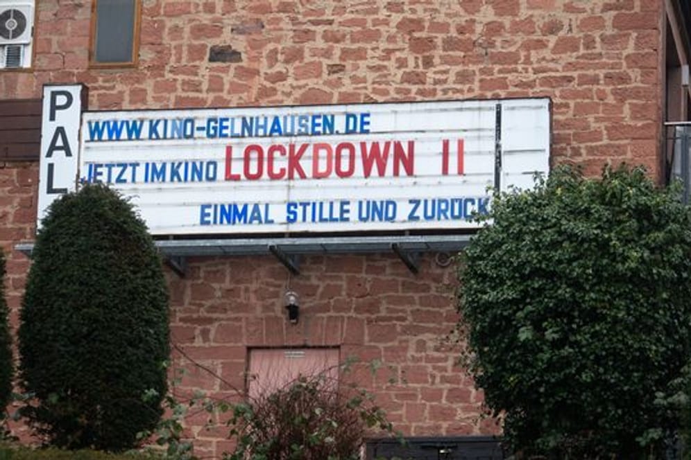 Mit dem Slogan "Lockdown II - Einmal Stille und zurück" an einer Leuchttafel machen die Inhaber eines Kinos im hessischen Gelnhausen auf die coronabedingte Schließung des Lichtspielhauses aufmerksam.