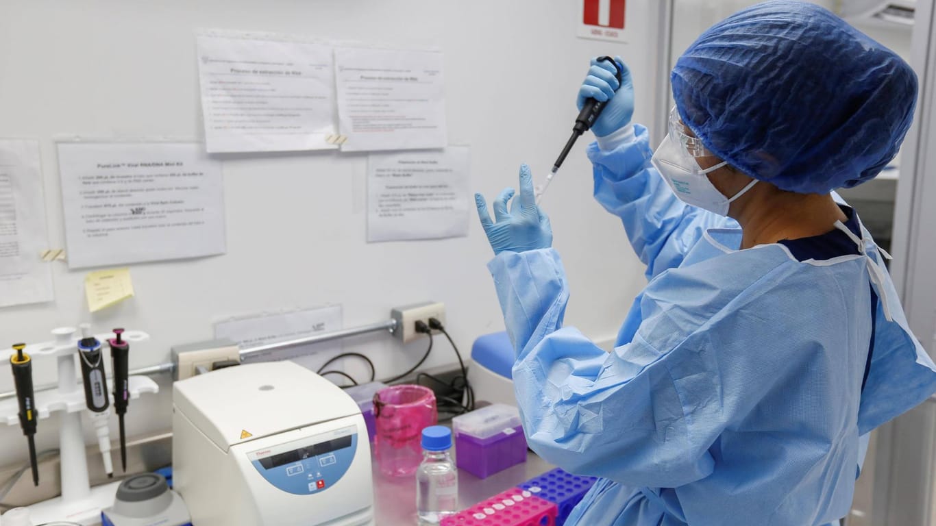 Corona-Test in einem Labor: Das RKI meldete erneut mehr als 10.000 Neuinfektionen an einem Tag.