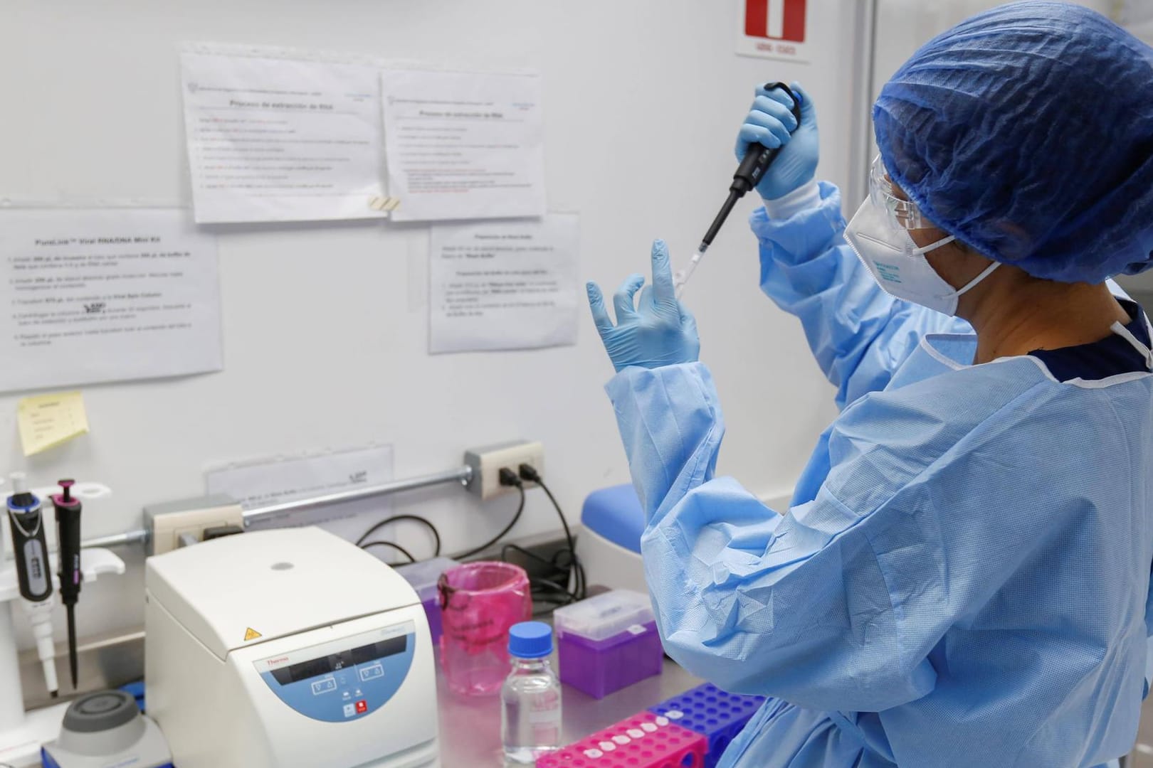 Corona-Test in einem Labor: Das RKI meldete erneut mehr als 10.000 Neuinfektionen an einem Tag.
