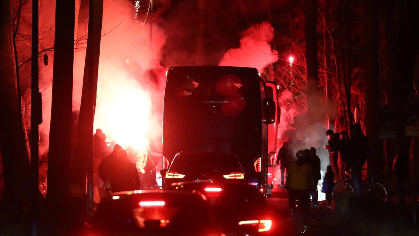 Bei der Abfahrt des Mannschaftsbusses des 1. FC Köln zünden Fans Feuerwerk.