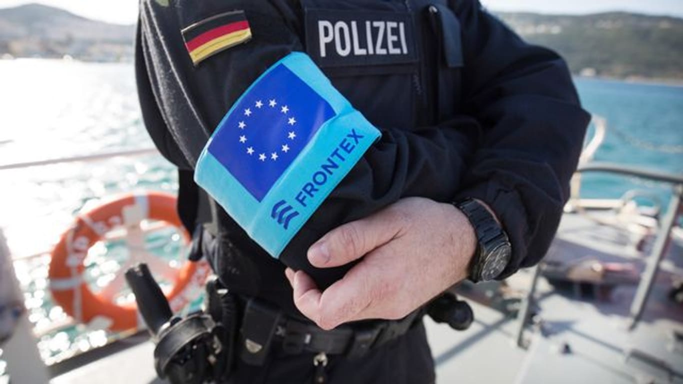 Ein Beamter der deutschen Bundespolizei im Frontex-Einsatz auf der griechischen Insel Samos.