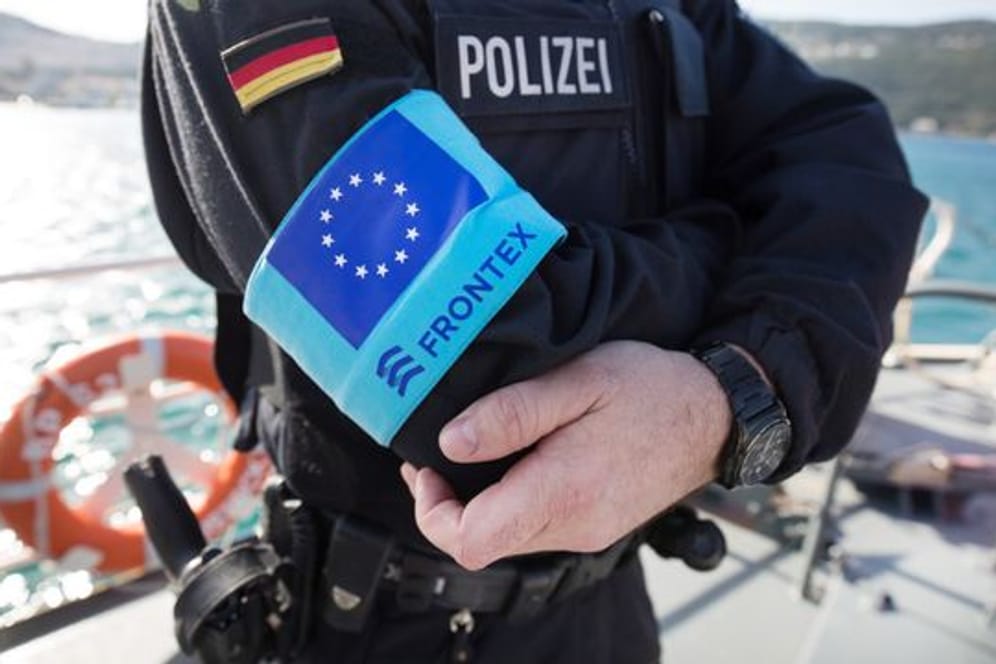 Ein Beamter der deutschen Bundespolizei im Frontex-Einsatz auf der griechischen Insel Samos.